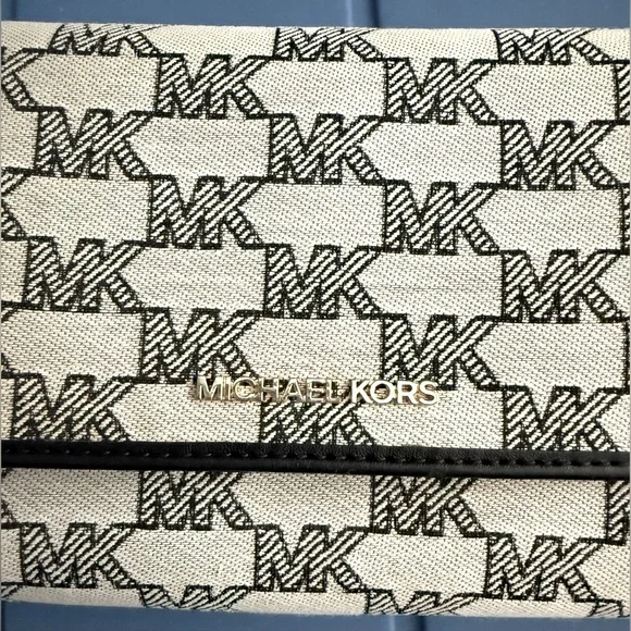 Michel Kors wallet/crossbody - Picture 3 of 5